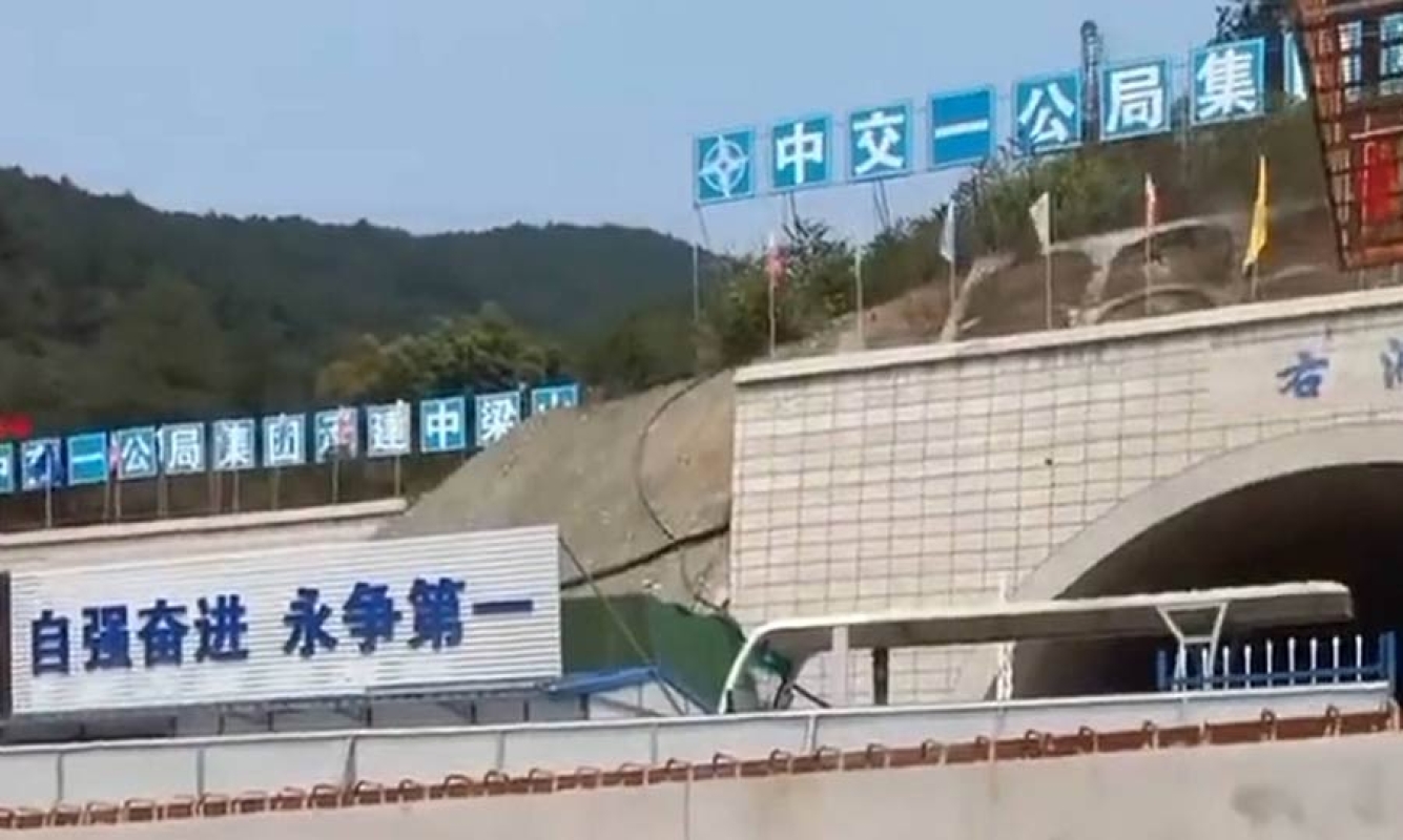 HC高速液壓夯實機在中交一公局集團承建的渝武高速中梁山隧道項目中對路基進(jìn)行夯實處理